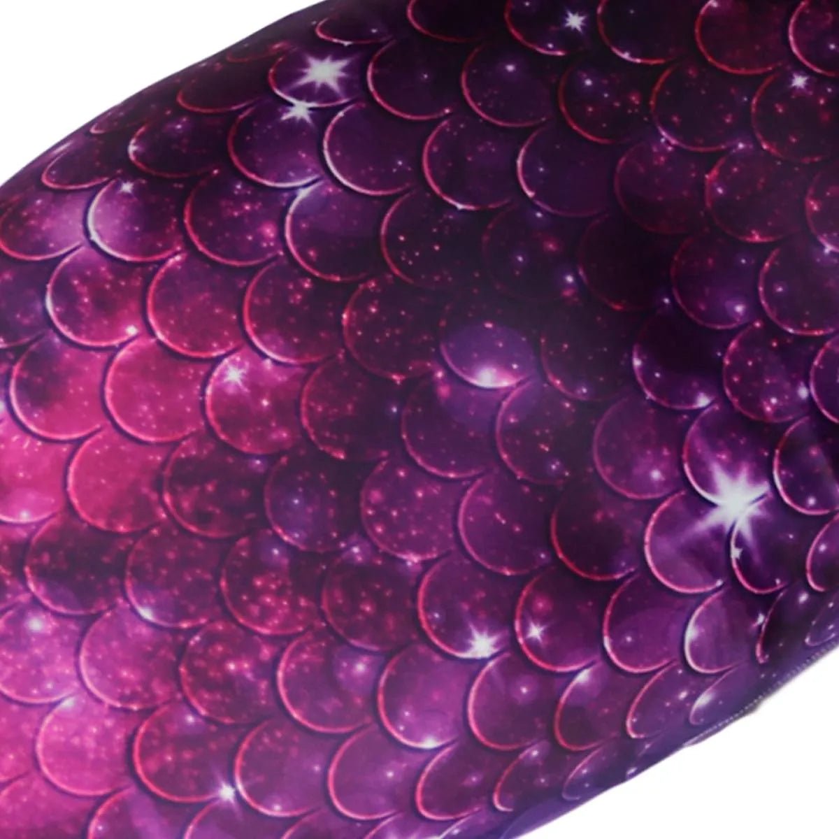 Detail stof van zeemeermin staart Star of the Sea Purple met glanzend paars patroon β Mermaid Sisters