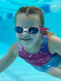 Meisje zwemt met zeemeermin staart Prinses Tara – Mermaid Sisters